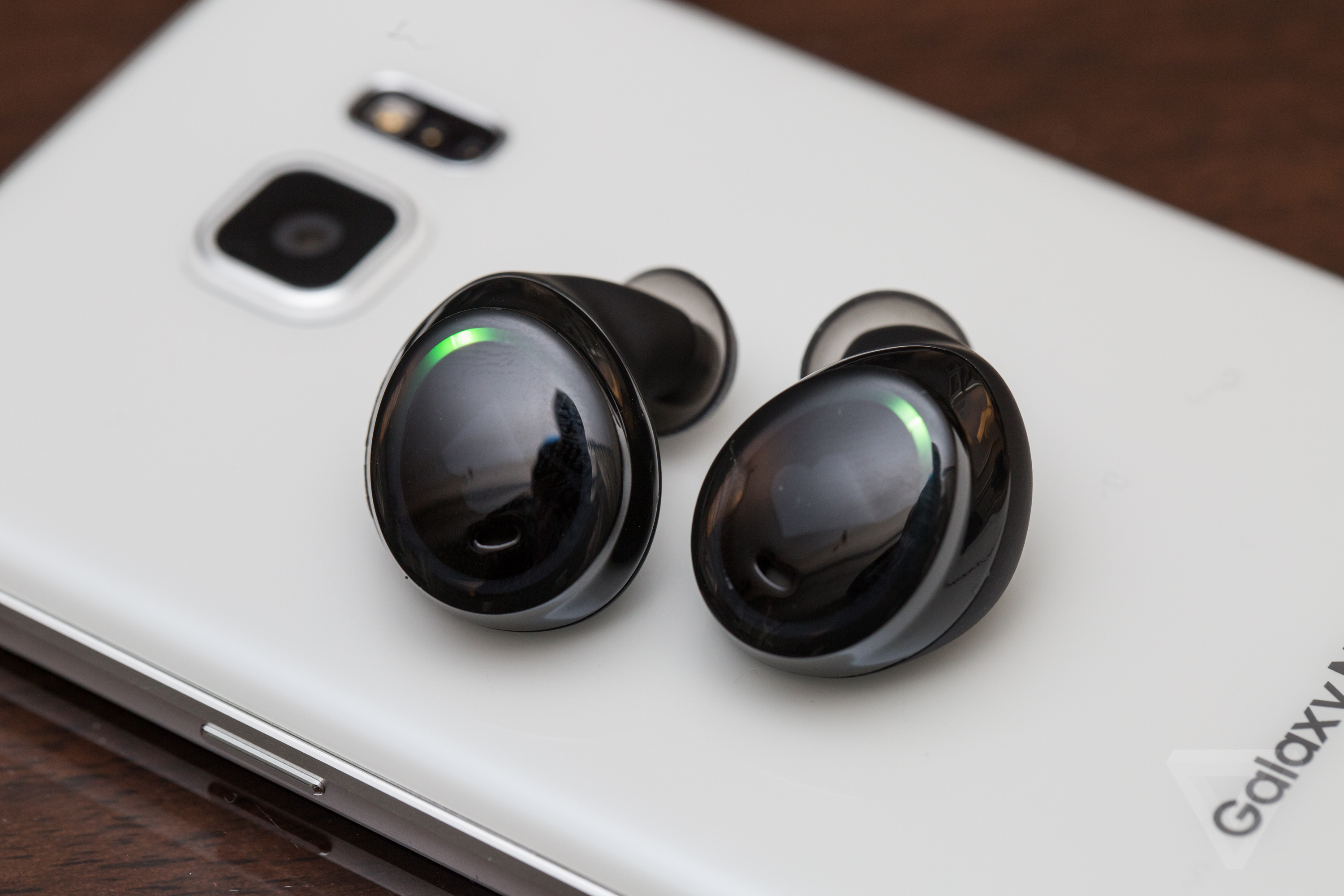 Samsung's upcoming 2017 flagship, the Samsung Galaxy S8 is reportedly set to be launched alongside Smasung's first Wireless Earbuds.