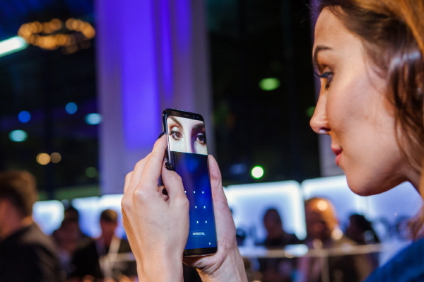 Samsung Galaxy S9 iris scanner